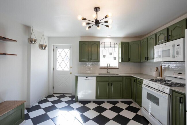 Building Photo - Gorgeous 2 Bedroom, 1.5 Bath Home in South Philly's LoMo Neighborhood