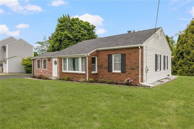Building Photo - 461 River St