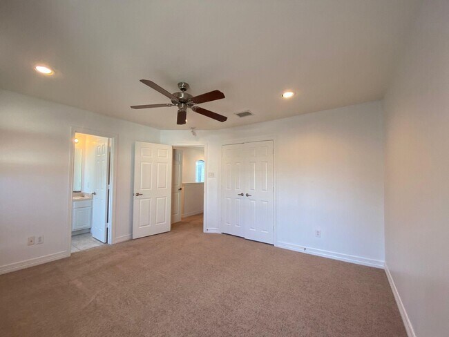 Building Photo - 3710 Sherwood Ln