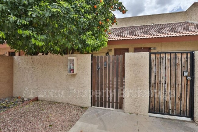 Building Photo - 2121 W Royal Palm Rd