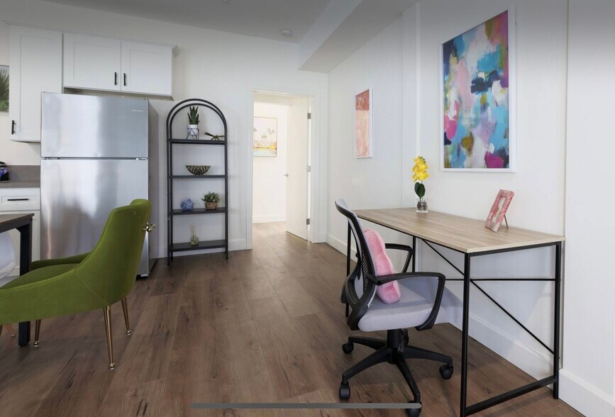 Building Photo - 2806 S Palm Grove Ave