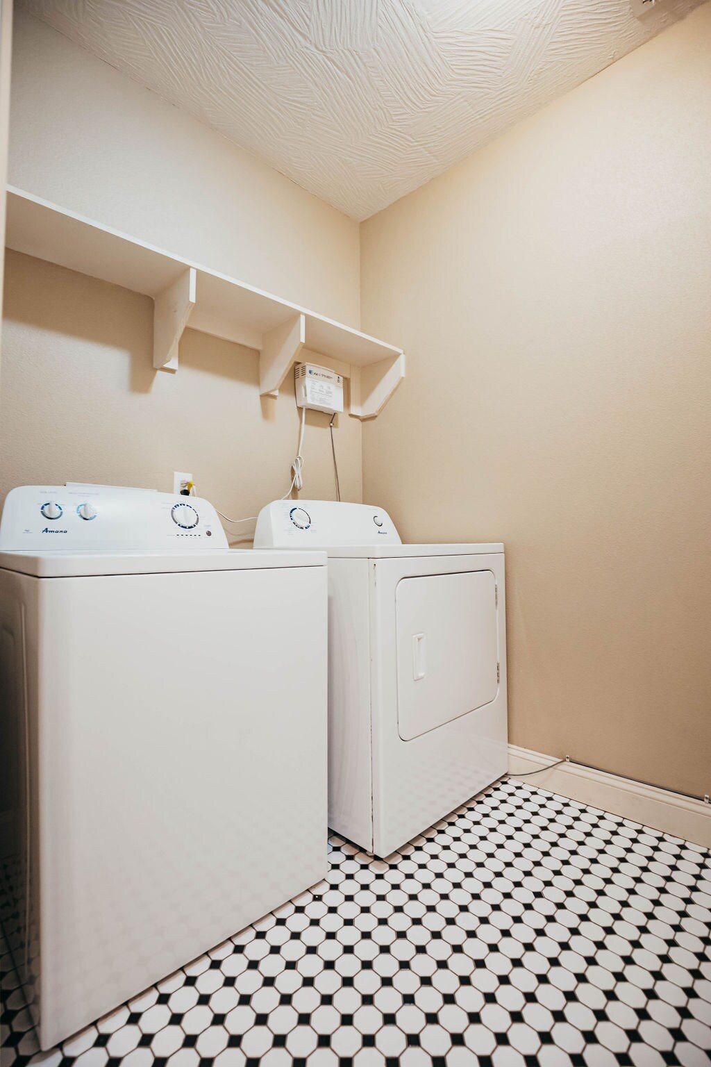 Building Photo - 1046 E Walnut St