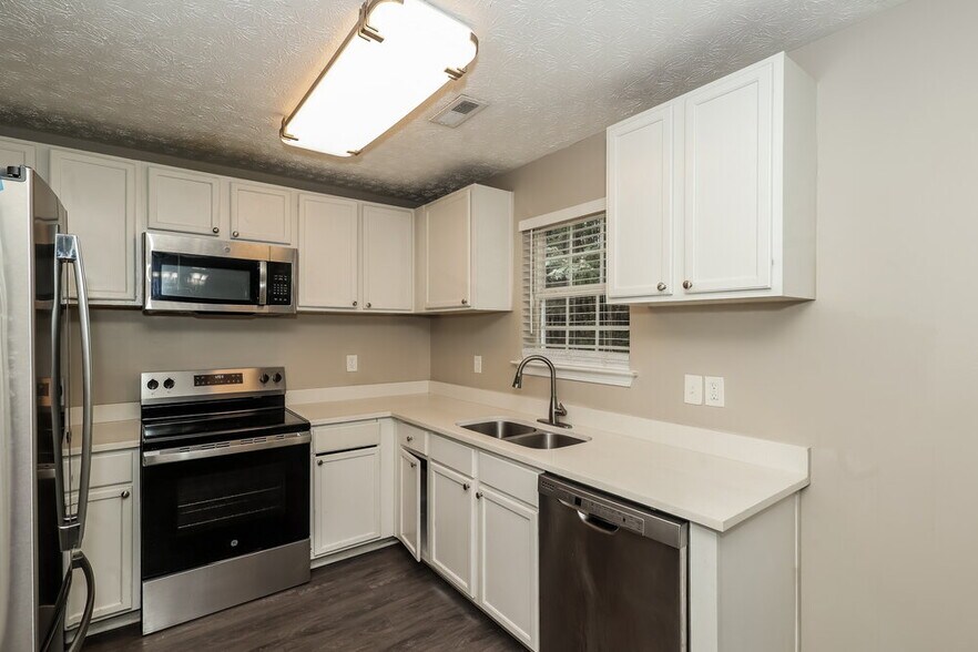 Building Photo - 5201 Summer Brooke Ct