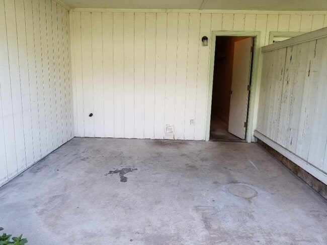 Building Photo - 1685 Cloverlawn Dr