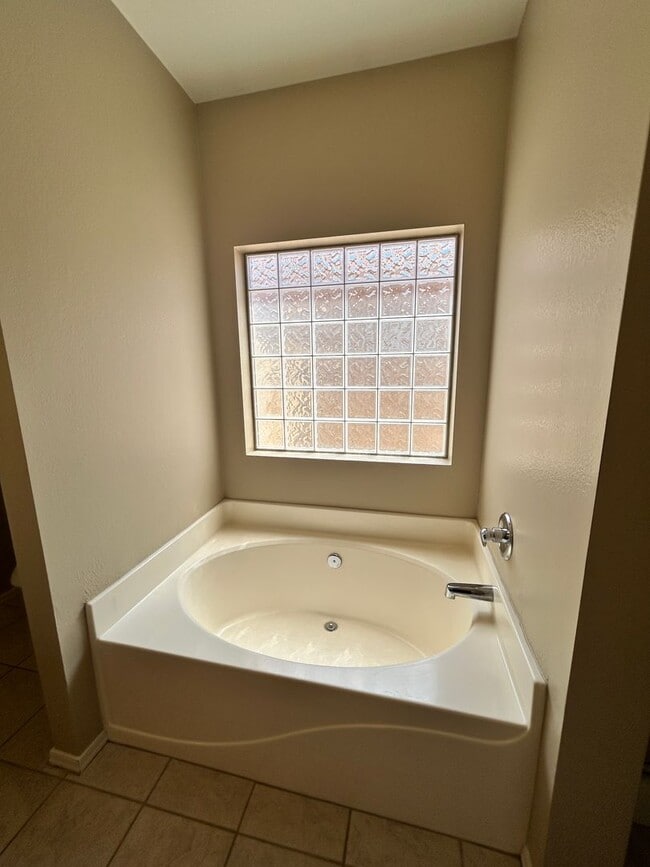 Building Photo - Spacious single story Peoria stunner w/New...