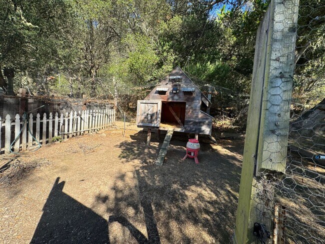 Building Photo - Country Living just minutes from Town