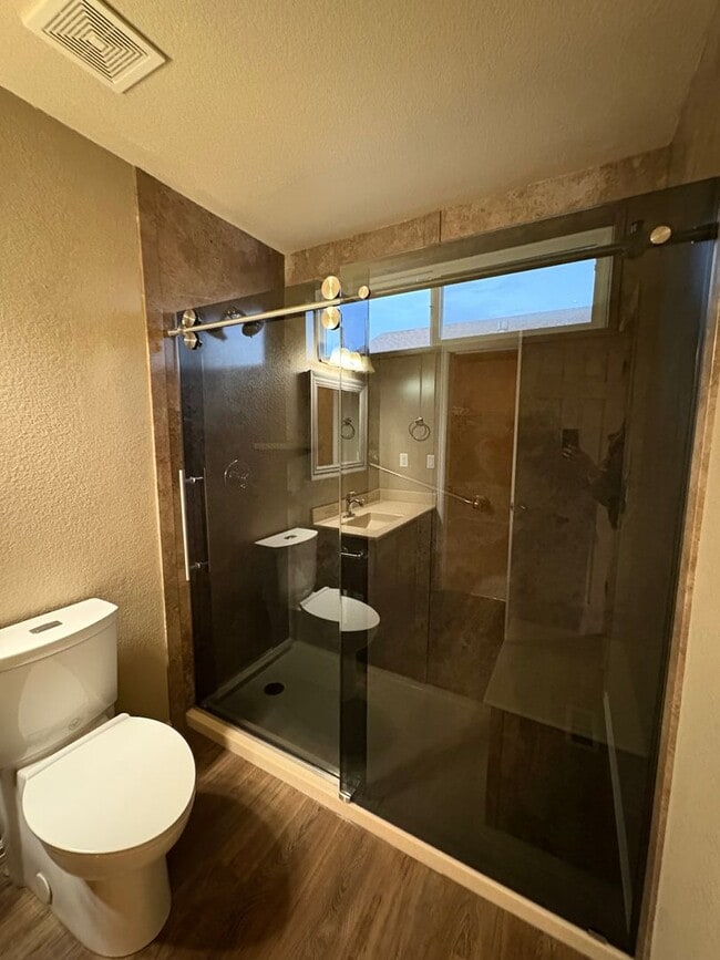 Building Photo - Lovely 3 bedroom/3 car tandem garage home in Lorson Ranch