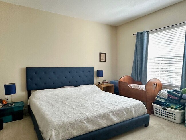 Building Photo - MUST SEE!! 3 bed/2 Bath Town Home! Close to Everything!