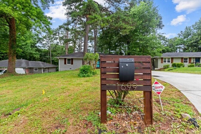 Building Photo - 1699 Flintwood Dr SE