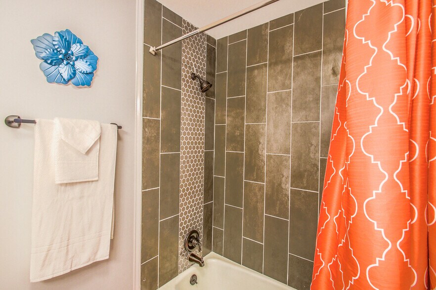 Upstairs full bath - 8800 Nightingale Ln