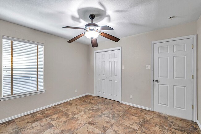 Building Photo - 6915 Robbie Rd