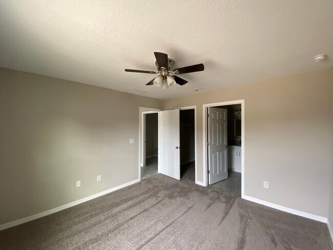 Building Photo - Desirable SW Ocala Neighborhood 3/2/2 *WON...