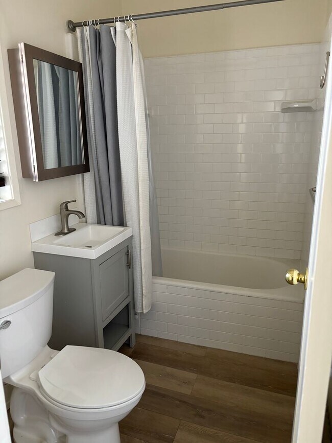 Building Photo - Charming Apartment on West Valley Boulevard – Your Ideal LA Home