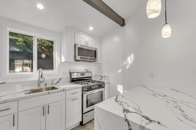 Building Photo - 14753 Hartland St