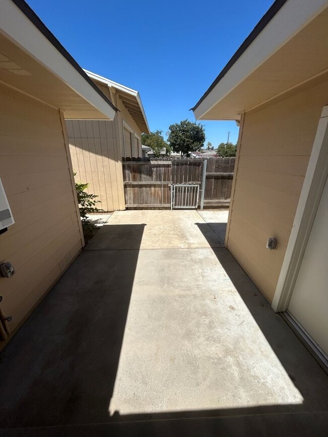 Building Photo - Wow, ready for move in, large updated home...