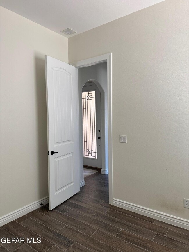 Building Photo - 229 Farnborough St