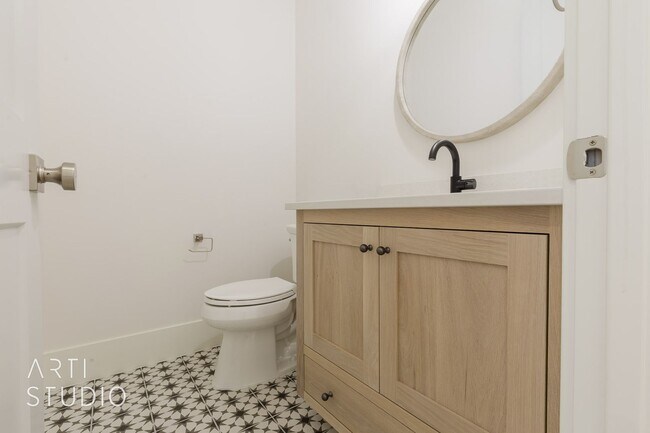 Building Photo - Beautiful Fully Furnished 3 bedroom, 2.5 B...