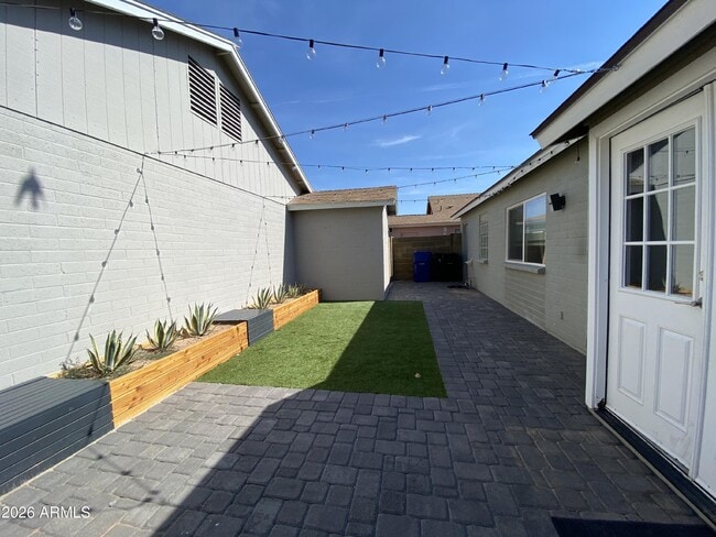 Building Photo - 1055 N Recker Rd