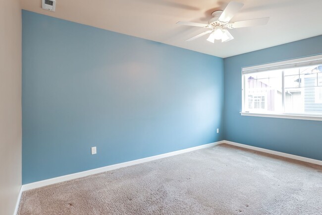 Building Photo - Bright and inviting townhome located in a charming community in Mountlake Terrace.