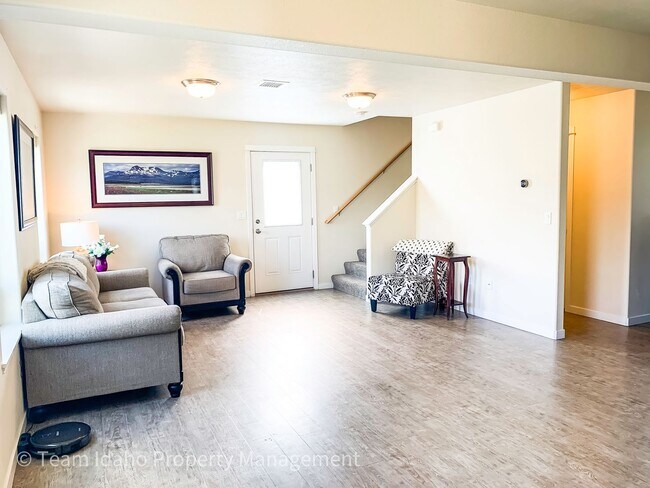 Building Photo - Single Family Home with Attached Garage