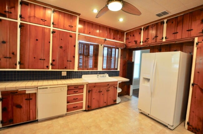 Building Photo - FOR LEASE! 3 BR - 1 BA - 1 Car Garage - 1,...