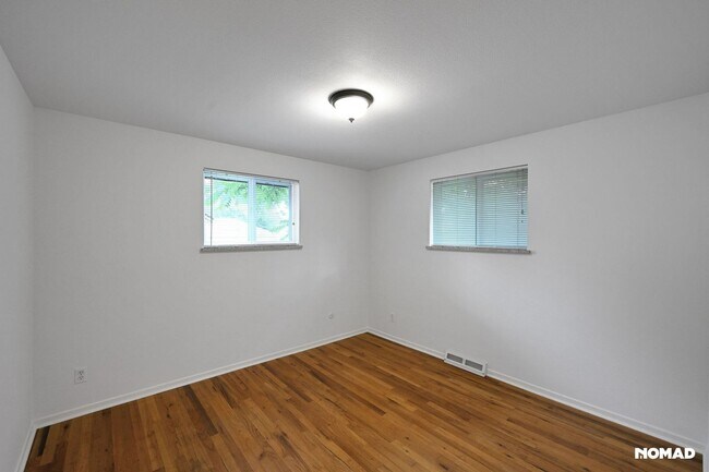 Building Photo - Spacious 4BR House in Denver