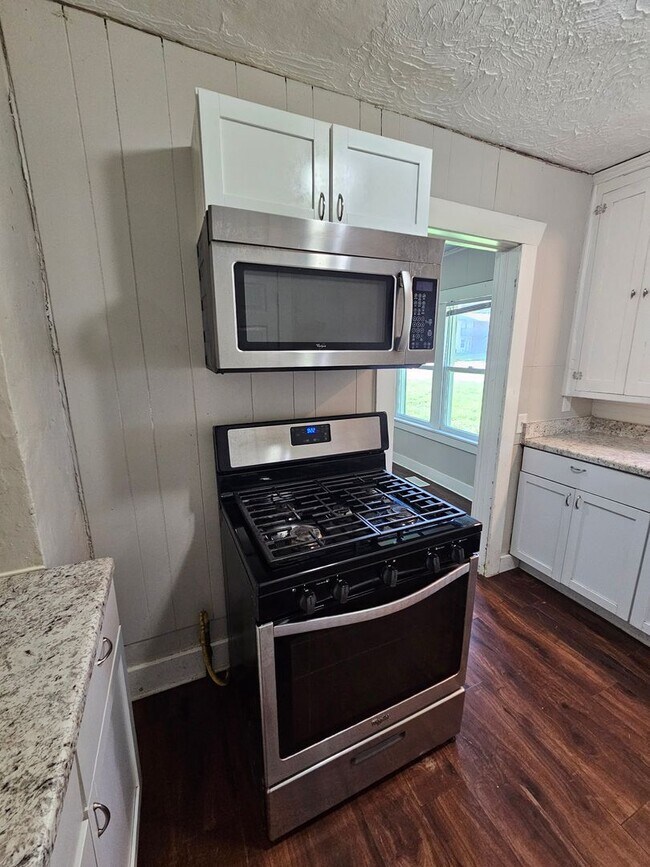 Building Photo - 2 bedroom | 1 Bathroom Home | Pets Welcome!