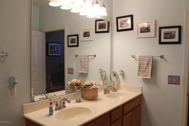 Building Photo - Beautiful 2 Bedroom 2 Bathroom Located in ...