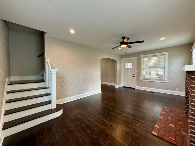 Building Photo - Charming 4-Bedroom Home with Modern Updates, Large Yard & Garage – Pet Friendly!