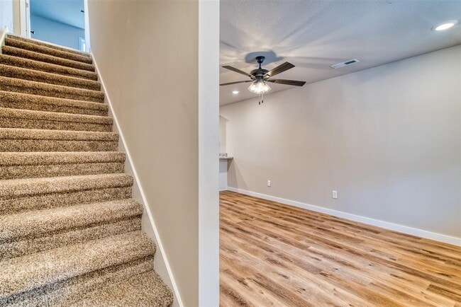 Building Photo - 913 W 9th St