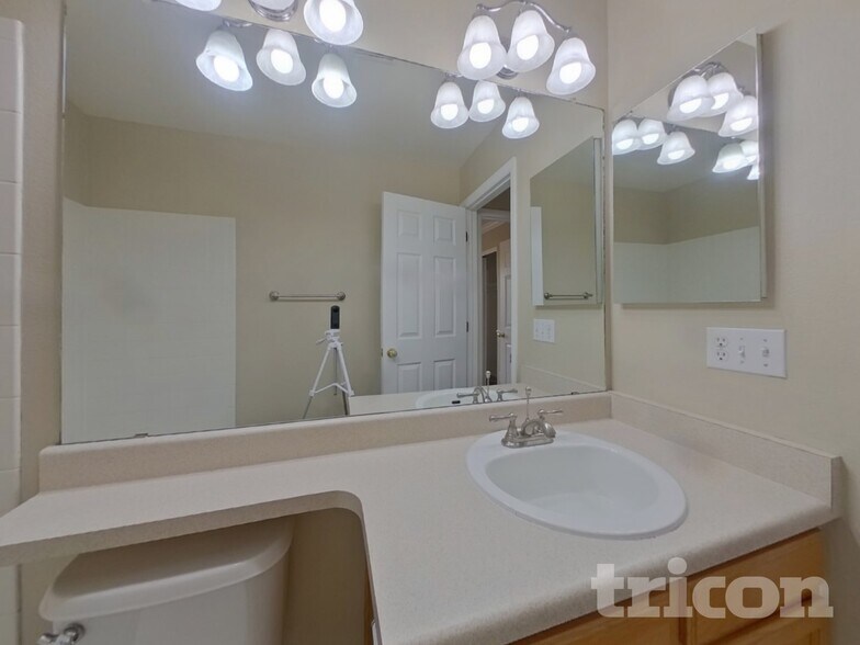 Building Photo - 10444 S Ketchwood Ct