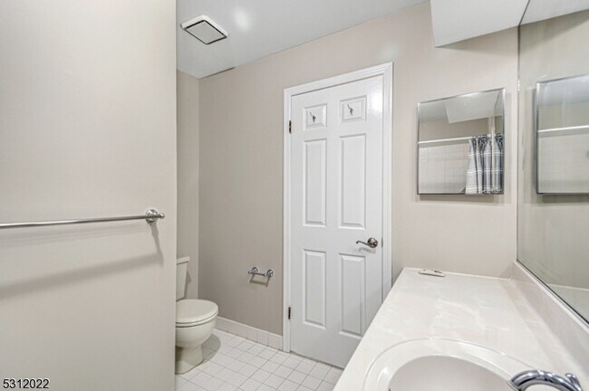 Building Photo - 184 Aster Ct