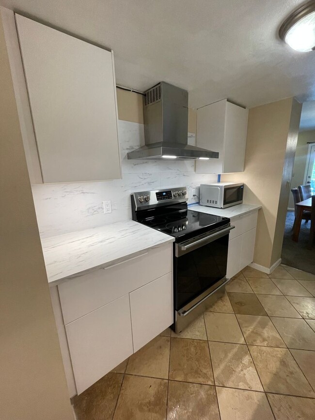 Building Photo - 4BD/ 3.5BA Furnished Townhome in South Bou...