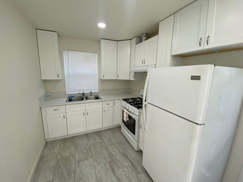 Building Photo - 1372 Gaviota Ave