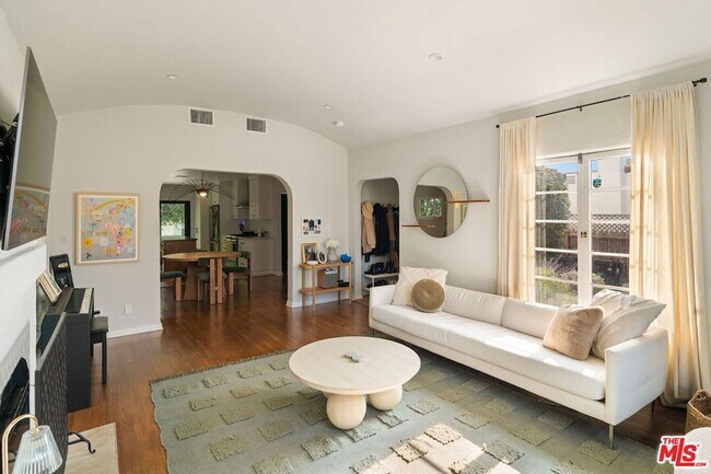 Building Photo - 1414 S Curson Ave