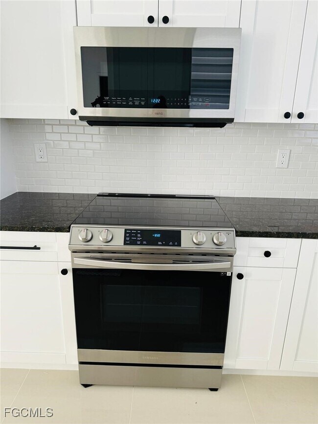 Building Photo - 505 E 8th St