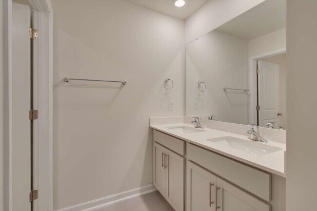 Building Photo - "Spacious 5-Bedroom Haven in Fuquay-Varina!"