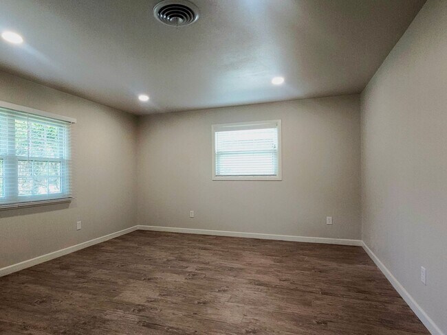 Building Photo - Beautiful 3 Bedroom Home With A Huge Bonus...