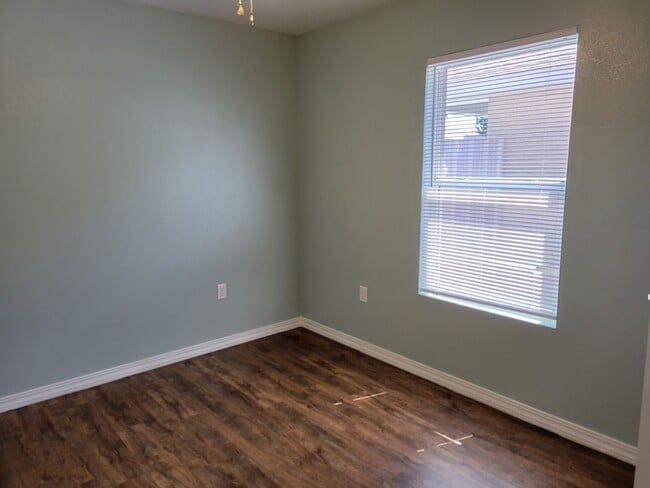 Building Photo - rf2616