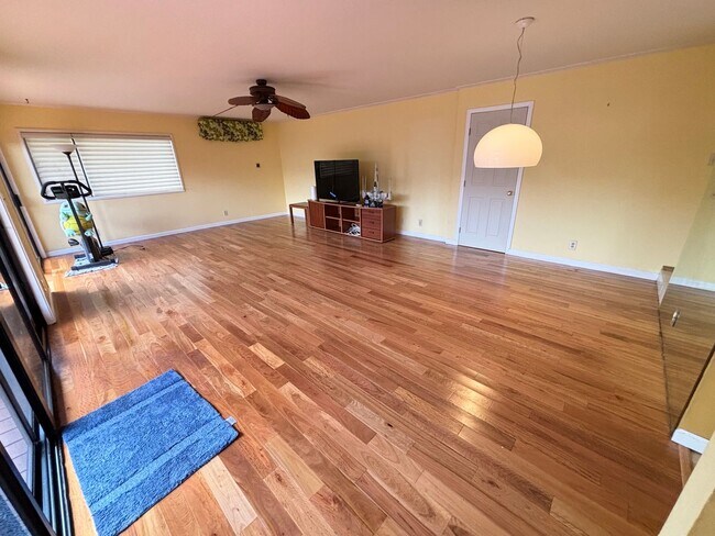 Building Photo - 2 Bedroom 1.5 Bathroom 2 Parkings at Nuuan...