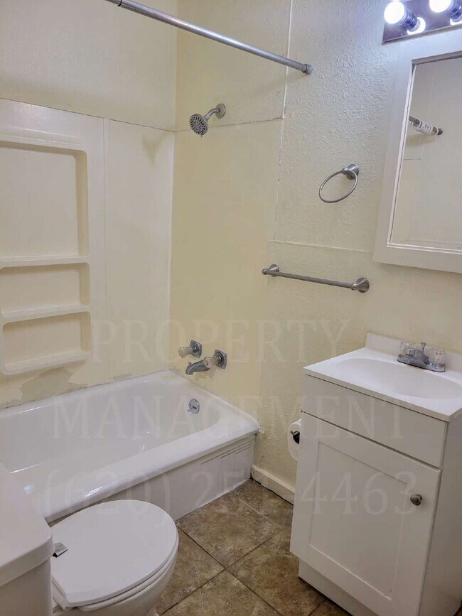 Building Photo - 2 bedroom apartment in Coffeyville for rent.