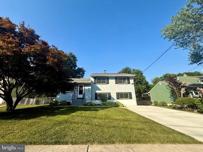 Building Photo - 1335 Greenleaf Rd