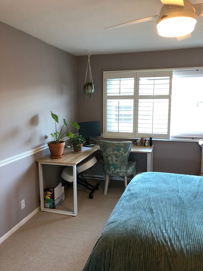 Building Photo - 2131 E 1st St