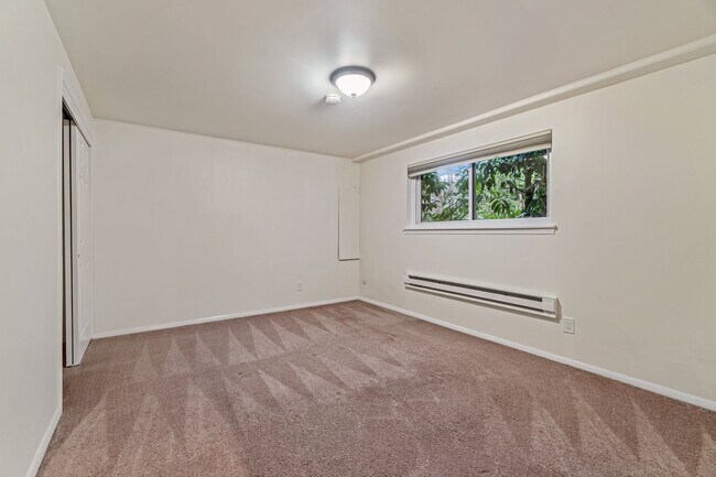 Building Photo - 6 Bedroom Home minutes from Saltwater Park...