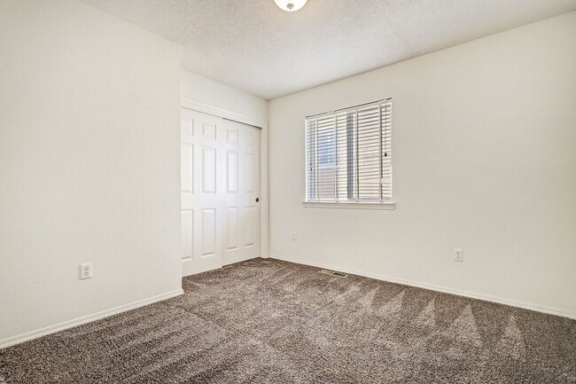 Building Photo - Oso Park Condo  3 Bedroom 2 !/2 Bath