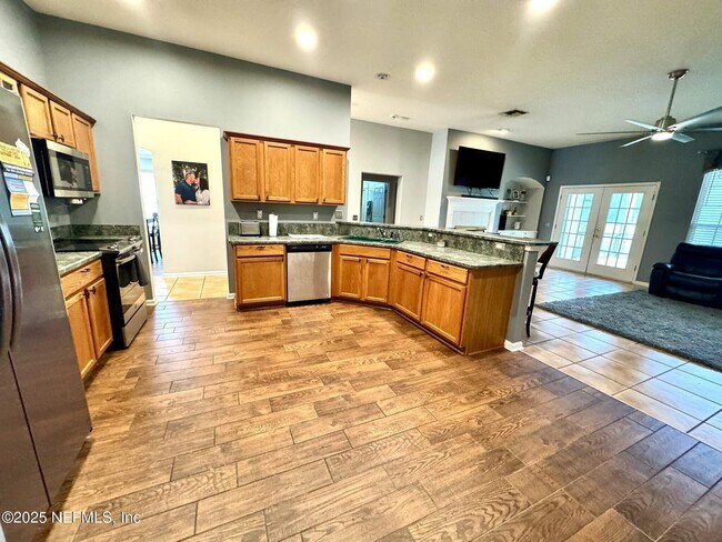 Building Photo - 1672 Pinecrest Dr