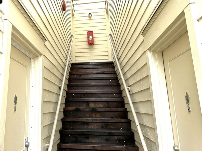 Building Photo - EPIC REA: Bright 1bd/1ba Condo with Washer/Dryer in unit and Parking!
