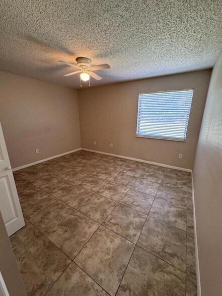 Building Photo - 1403 Lakeview Dr E