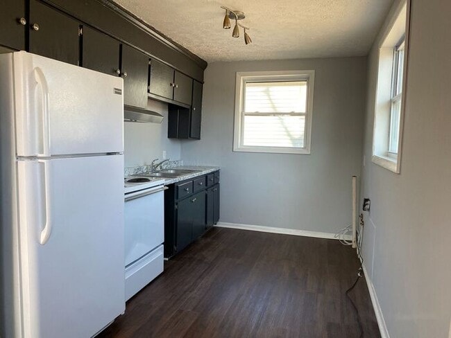 Building Photo - 2 Bed / 1 Bath Apartment on 2nd Ave - Walk Downtown!