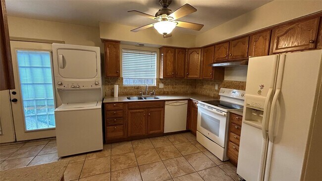 Building Photo - 7600 Burgoyne Rd